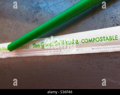 Nahaufnahme von zu gut zu Marke von PLA kompostierbar grünen Stroh und Verpackung zu verschwenden, USA Stockfoto