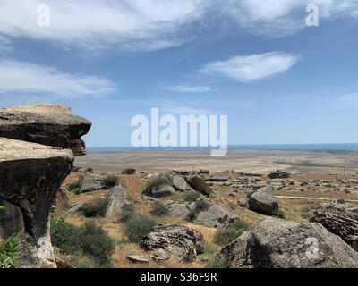 Blick auf das Meer von der Kulturlandschaft der Gobustan Rock Art in Aserbaidschan. Stockfoto