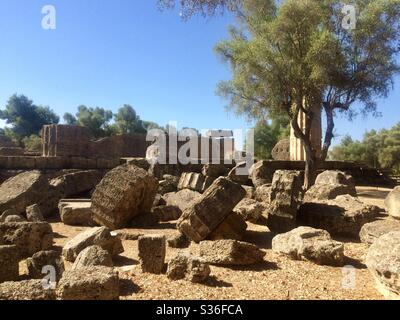 Alte Steinstrukturen aus dem Zeustempel in Olympia, Griechenland, Geburtsort der Olympischen Spiele Stockfoto