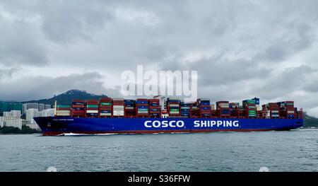 Ein großes COSCO-Schiff überquert den East Lamma Channel in Hongkong. Stockfoto