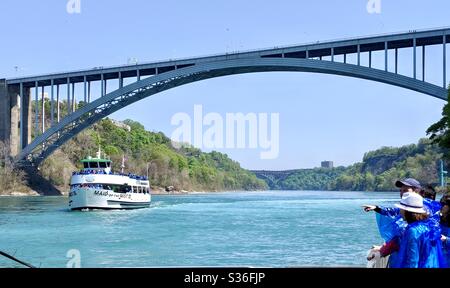 Maid of Mist Boot unter der Regenbogenbrücke an den Niagara Fällen Stockfoto