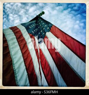 Niedrige Winkelansicht der amerikanischen Flagge auf dem Display für Memorial Day Stockfoto