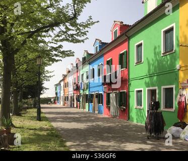 Hell bemalte Häuser auf Burano Insel Venedig Lagune Italien Stockfoto