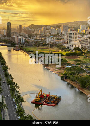 Baggerplattform auf dem Ala Wai Kanal in Honolulu, Hawaii bei Sonnenuntergang Stockfoto