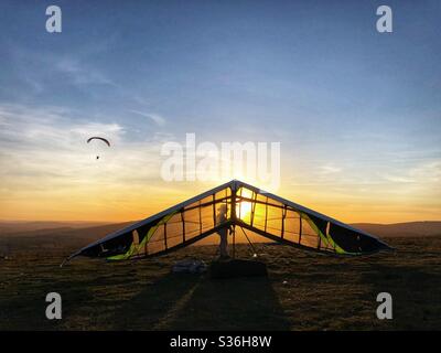 Mann takelt seinen Drachenflieger für einen Abendflug im Long Mynd Shropshire UK Stockfoto