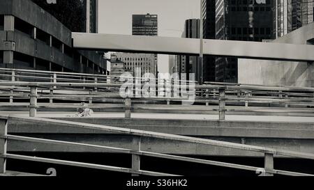 LOS ANGELES, CA, MAI 2020: Kreuzungsstraßen und Fußgängerbrücken über der Flower St in Downtown. Schwarz-weiße Stadtansicht Stockfoto