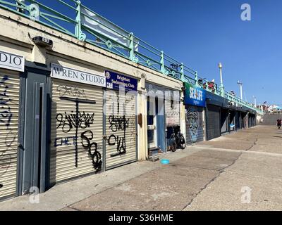 Geschlossene Geschäfte an der Strandpromenade von Brighton Stockfoto