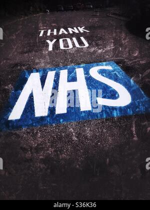 Danke NHS Schild auf Straßenbelag in der Nähe eines Krankenhauses Großbritannien gemalt Stockfoto
