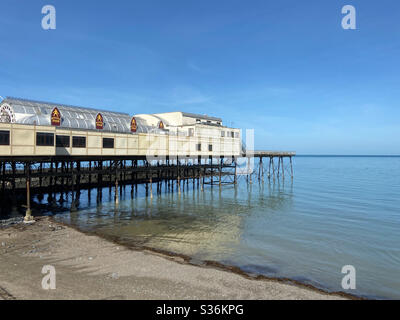 Aberystwyth, West Wales, Großbritannien. Donnerstag, 28. Mai 2020. News: Ein Torschützenkönig eines Tages in Aberystwyth, wenn die Temperaturen 22 Grad erreichen. ©️Rose Voon/ Alamy Live News. Stockfoto