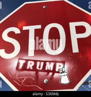 „Stop Trump“ Stoppschilder werden in Berkeley, Kalifornien, als politische Aussagen verwendet. Stockfoto