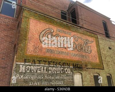 Altes Coca-Cola-Schild an der Seite eines Backsteingebäudes in Salida Colorado. Stockfoto