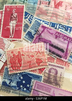 Nahaufnahme von US-Gedenkmarken von 1959 in einem Briefmarkensammler-Sammelbuch, USA Stockfoto