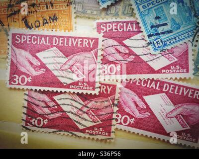 Gestrichenen Briefmarken in einem Sammlerkollektor aus den späten 50er oder frühen 60er Jahren, USA Stockfoto