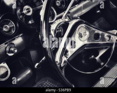 Vintage Chevrolet Impala Lenkrad und Armaturenbrett in schwarz und weiß Stockfoto