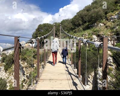 Zwei Kinder gehen über die Hängebrücke in Gibraltar Stockfoto