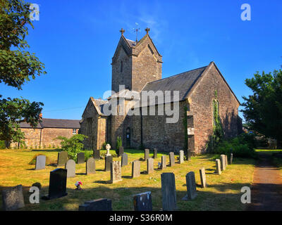 Alte mittelalterliche Kirche in St George's Super-Ely, South Wales, mit Friedhof. Jetzt nicht mehr verwendet. Stockfoto