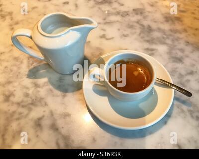 Tasse Kaffee und Glas Milch. Stockfoto