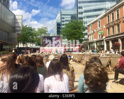 Die Zuschauer genießen es, Andy Murray bei einer Vorführung der Wimbledon-Tennismeisterschaften im Freien auf dem Londoner Lyric Square in Hammersmith zu beobachten Stockfoto