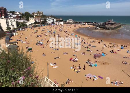 Viking Bay in Broadstairs an einem Sommertag in Lockdown Stockfoto