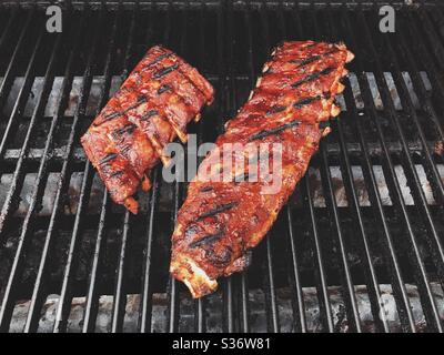 Schweinerippchen kochen auf dem Grill Stockfoto