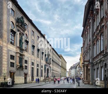 Die Fassade der Münchner Residenz (links). Stockfoto