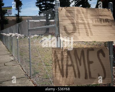 „Sag ihre Namen“: Ein einfaches, aber kraftvolles Proteststück an einem Zaun am College und Claremont in Oakland, Kalifornien. Jede kleine flatternde Lasche trägt den Namen einer schwarzen Person, die ermordet wurde. Stockfoto