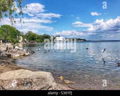 Ein sonniger Frühlingstag am Ufer des Lake Ontario in Toronto. Stockfoto
