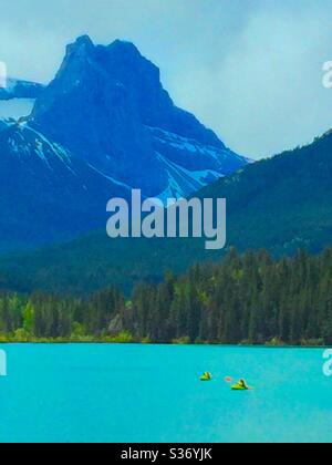 Besuchen Sie Alberta, Gap Lake, Rocky Mountains, Kananaskis Country, Alberta, Kanada, Landschaft, Landschaft, den Windturm, Kajakfahren Stockfoto