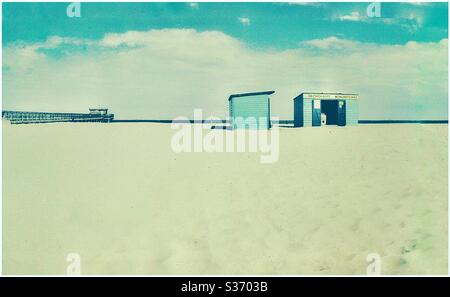 Einsamer Strand mit Liegestuhl Hütte. Stockfoto
