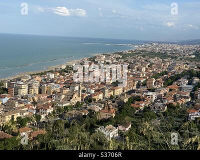 Panoramablick über Grottammare und San Benedetto del Tronto vor der Adria, Italien Stockfoto