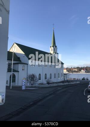 Der Fríkirkjan í Reykjavík. Unabhängige lutherische freie Kirche von Island im Zentrum der isländischen Hauptstadt, am See Tjörnin. Stockfoto