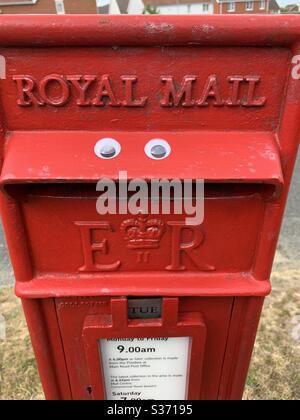 Ipswich, UK - 8. Juni 2020: Rote königliche Postbox mit Gänsehaugen. Stockfoto