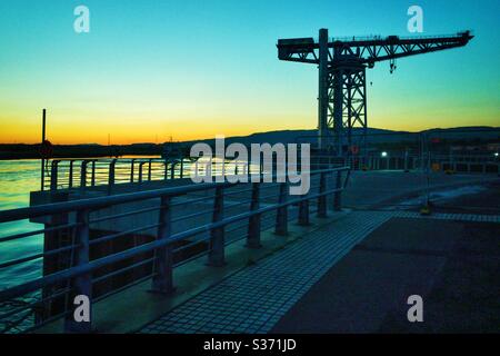 Clydebank Sonnenuntergang bei Titan Crane auf dem Fluss Clyde, Schottland. Stockfoto