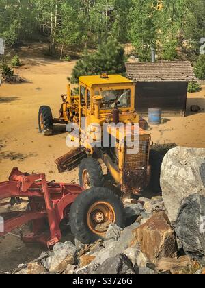 Alte verworrene Straßengrader bei einer verlassenen Goldmine in Central City Colorado Stockfoto