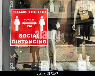 Soziale Distanzierung Zeichen in einem Schaufenster Stockfoto