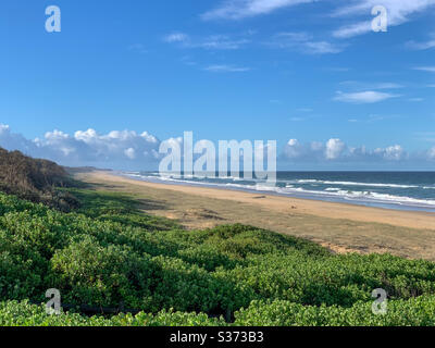 Schöner langer Strandabschnitt ohne eine einzige Sohle Stockfoto