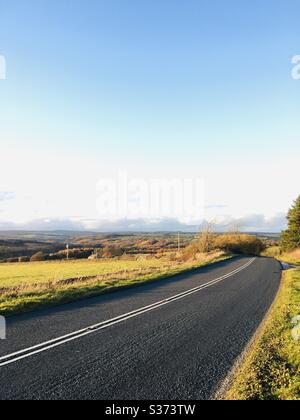 Straße durch die Yorkshire Dales, Großbritannien Stockfoto