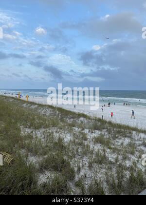 Obere Ansicht der weißen Sanddünen und des Strandes mit entfernter Ansicht der Leute am Strand und smaragdfarbenem Wasser Stockfoto