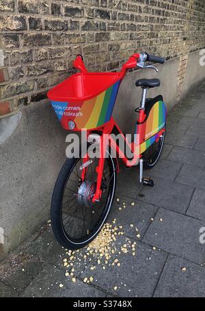 JUMP BIKE lehnt an einer Mauer in London mit LGBT-Flagge geschmückt Stolz feiern Stockfoto