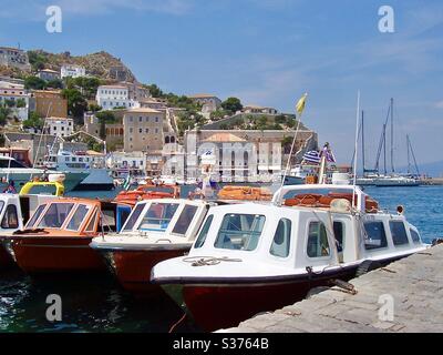 Kleine Boote, die im Hafen der griechischen Insel Hydra (oder Idra oder Idhra) im Saronischen Golf festgemacht sind. Hydra ist bei Besuchern wegen seines historischen und künstlerischen Erbes und seiner schönen Villen beliebt. Stockfoto