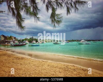 Wolkiger Tag am Strand in Grand Baie, Nord Mauritius. Stockfoto