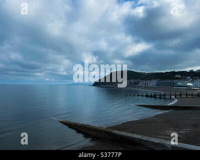 Aberystwyth, West Wales, Großbritannien. Montag, 15. Juni 2020. News: Eine schöne atmosphärische Wolkenlandschaft über einem ruhigen Meer in Aberystwyth heute.©️Rose Voon/ Alamy Live News Stockfoto