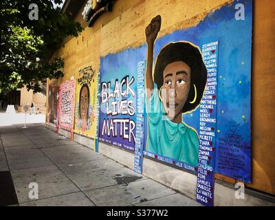 Wandgemälde auf vernagelten Schaufenstern für Black Lives Matter in Oakland, Kalifornien. Stockfoto