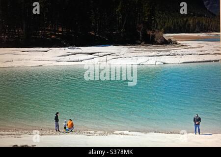 Barrier Lake, Kananaskis Country, Alberta, Kanada, Kanadische Rockies, Rocky Mountains, Wildnis, zerklüftet, Backcountry, gezackt, Gipfel, Schnee, Familienspaß, Familienwanderung Stockfoto