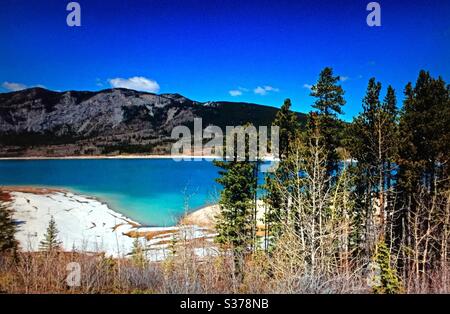 Barrier Lake, Kananaskis Country, Highway 40, Alberta, Kanada, Kanadische Rockies, Rocky Mountains, Wildnis, zerklüftet, Backcountry, gezackt, Gipfel, Schnee, Mount Baldy Stockfoto