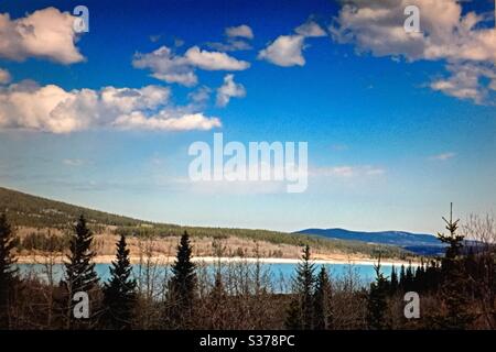 Barrier Lake, Kananaskis Country, Highway 40, Alberta, Kanada, Kanadische Rockies, Rocky Mountains, Wildnis, zerklüftet, Backcountry, gezackt, Gipfel, Schnee, Motorrad Land Stockfoto