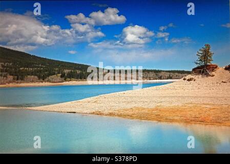 Barrier Lake, Kananaskis Country, Highway 40, Alberta, Kanada, Kanadische Rockies, Rocky Mountains, Wildnis, zerklüftet, Backcountry, gezackt, Gipfel, Schnee, Motorrad Land Stockfoto