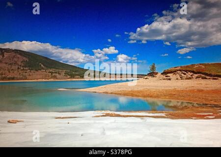 Barrier Lake, Kananaskis Country, Highway 40, Alberta, Kanada, Kanadische Rockies, Rocky Mountains, Wildnis, zerklüftet, Backcountry, gezackt, Gipfel, Schnee, Motorrad Land Stockfoto