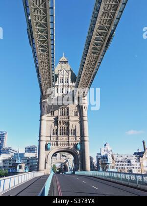 London Tower Bridge am klaren blauen Himmel Tag Stockfoto