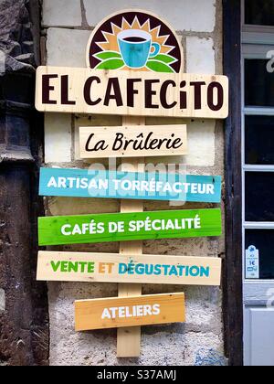 Mehrsprachiges Schild vor dem Café im Stadtzentrum von Tours, Frankreich. Stockfoto